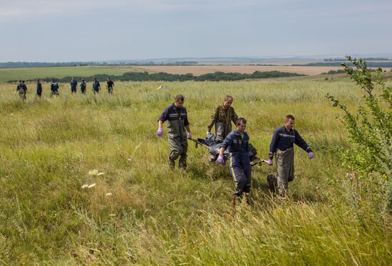 Bodies recovered at Malaysia Airlines Boeing 777 crash site near Shakhtyorsk