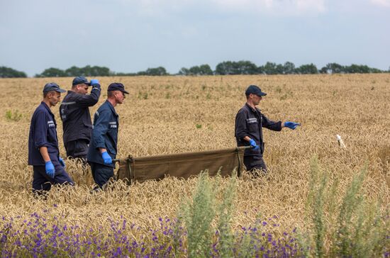 Bodies recovered at Malaysia Airlines Boeing 777 crash site near Shakhtyorsk