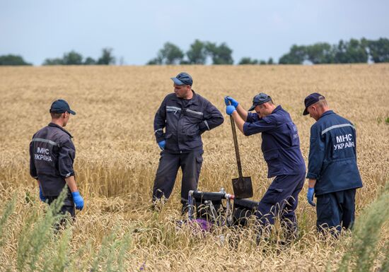 Bodies recovered at Malaysia Airlines Boeing 777 crash site near Shakhtyorsk
