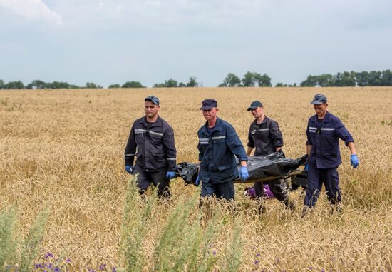 Bodies recovered at Malaysia Airlines Boeing 777 crash site near Shakhtyorsk