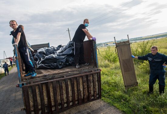 Bodies recovered at Malaysia Airlines Boeing 777 crash site near Shakhtyorsk