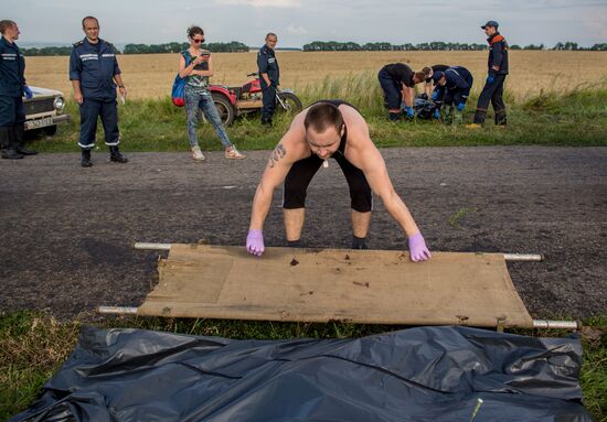 Bodies recovered at Malaysia Airlines Boeing 777 crash site near Shakhtyorsk