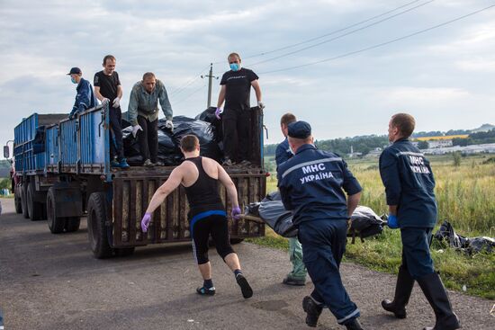Bodies recovered at Malaysia Airlines Boeing 777 crash site near Shakhtyorsk