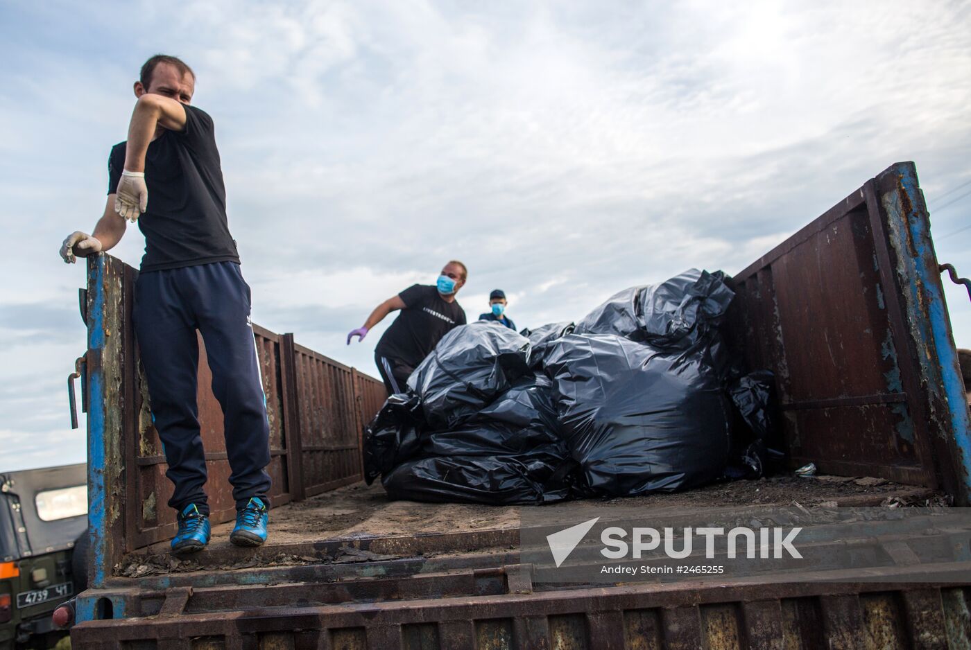 Bodies recovered at Malaysia Airlines Boeing 777 crash site near Shakhtyorsk