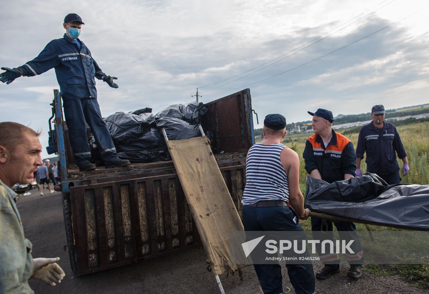 Bodies recovered at Malaysia Airlines Boeing 777 crash site near Shakhtyorsk