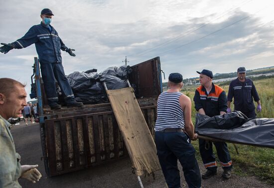 Bodies recovered at Malaysia Airlines Boeing 777 crash site near Shakhtyorsk
