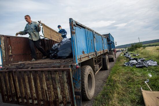 Bodies recovered at Malaysia Airlines Boeing 777 crash site near Shakhtyorsk