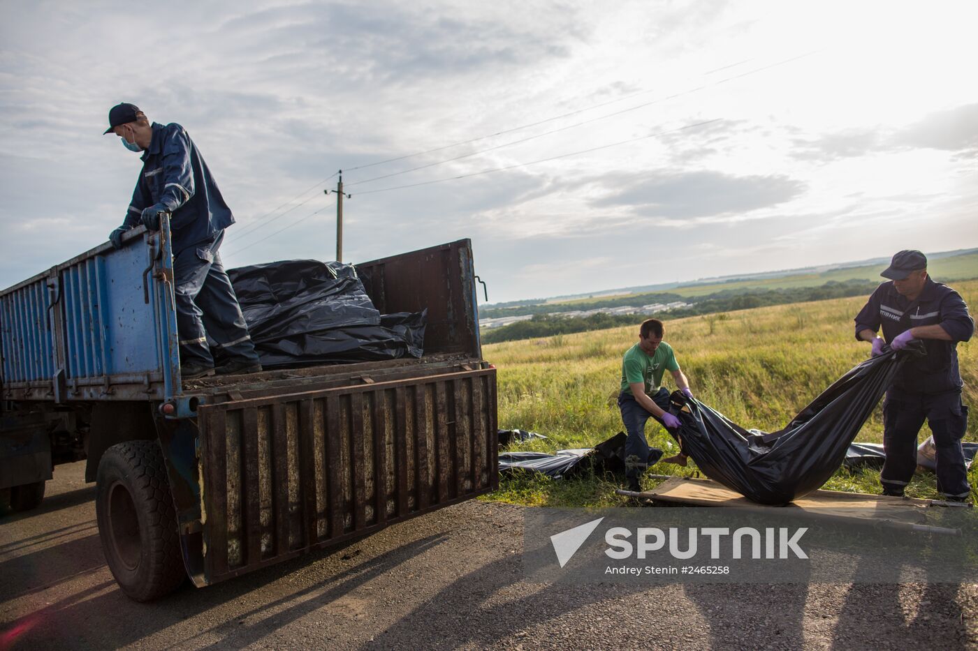 Bodies recovered at Malaysia Airlines Boeing 777 crash site near Shakhtyorsk