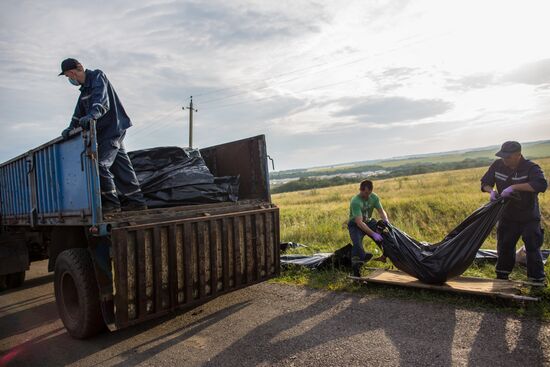 Bodies recovered at Malaysia Airlines Boeing 777 crash site near Shakhtyorsk