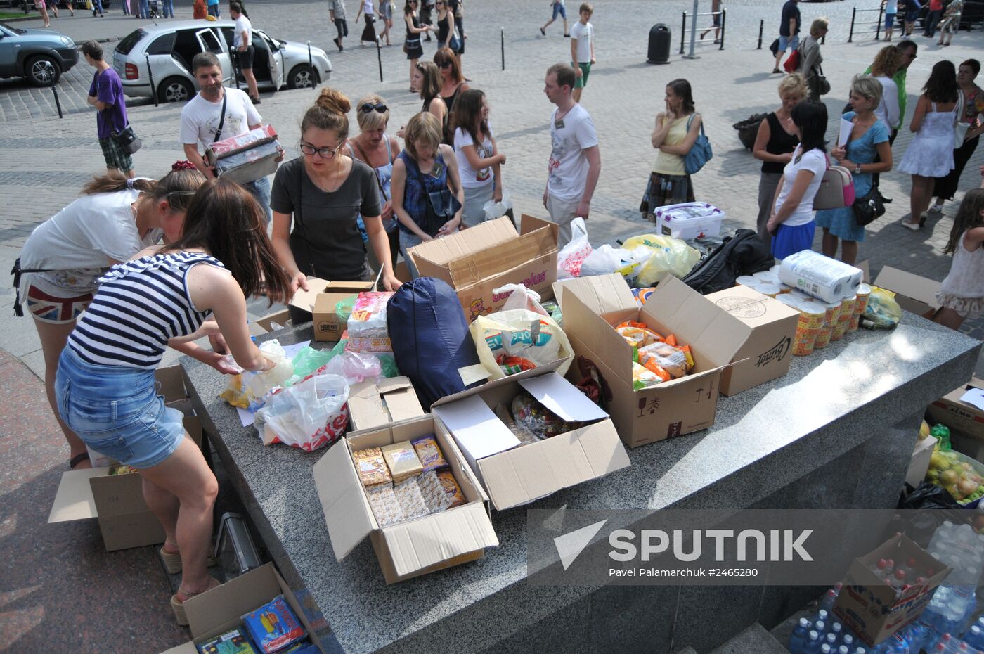 Lviv volunteers collect food and clothes for Ukrainian soldiers
