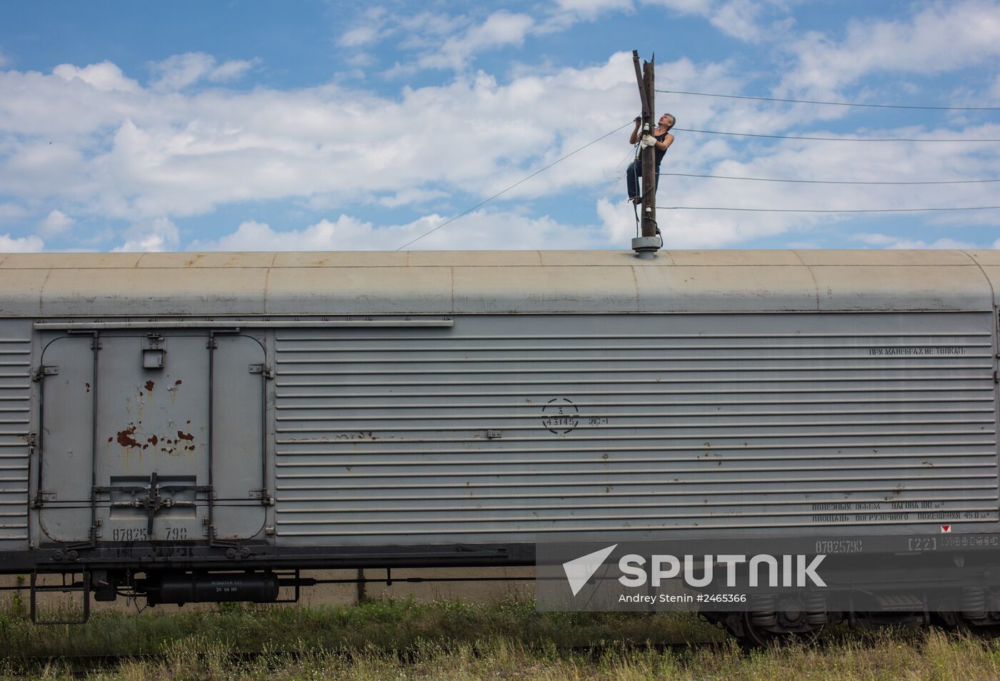 Train with bodies of Boeing 777 plane crash victims before departing for Donetsk