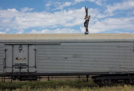 Train with bodies of Boeing 777 plane crash victims before departing for Donetsk