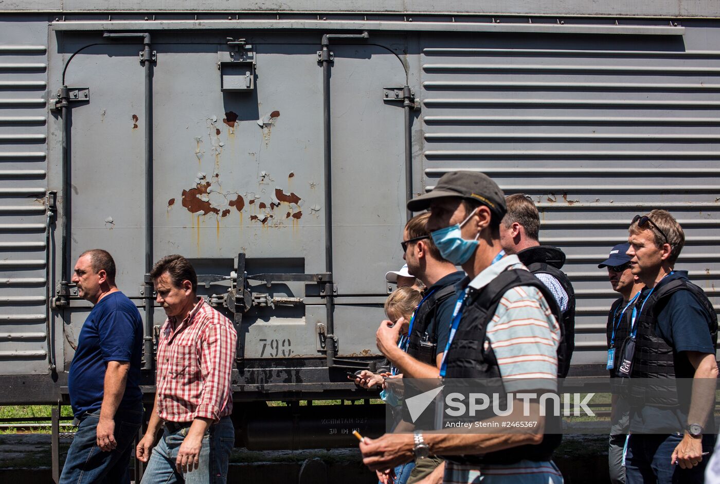 Train with bodies of Boeing 777 plane crash victims before departing for Donetsk