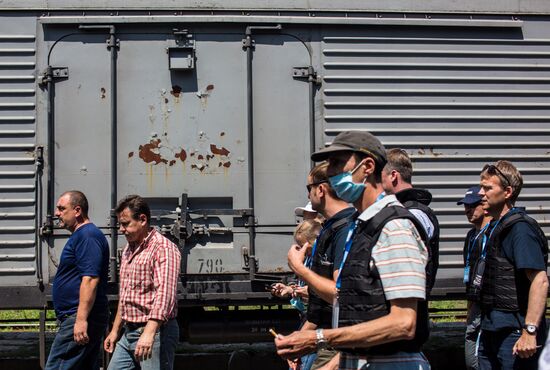 Train with bodies of Boeing 777 plane crash victims before departing for Donetsk