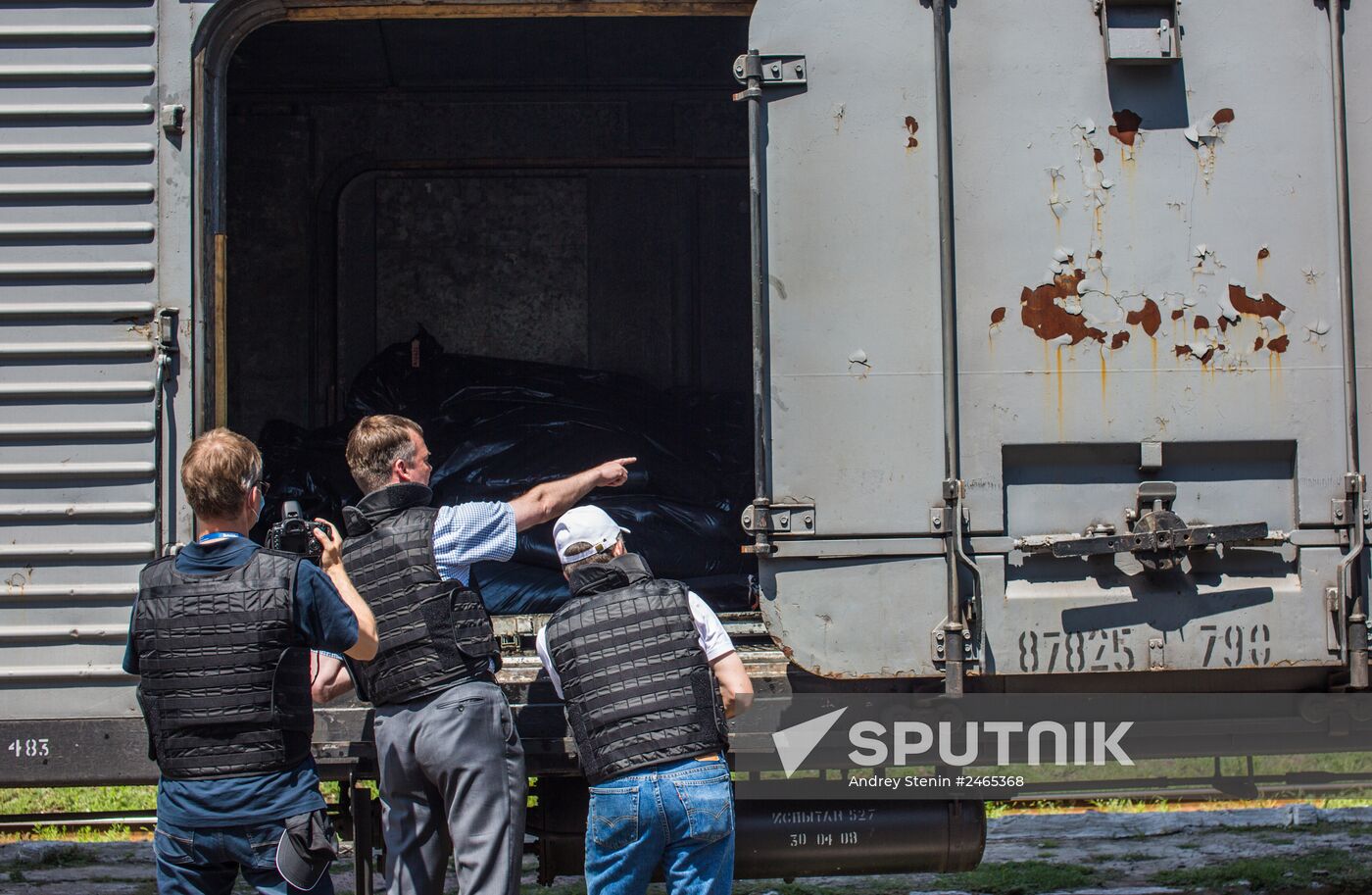 Train with bodies of Boeing 777 plane crash victims before departing for Donetsk