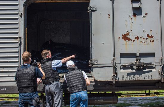 Train with bodies of Boeing 777 plane crash victims before departing for Donetsk