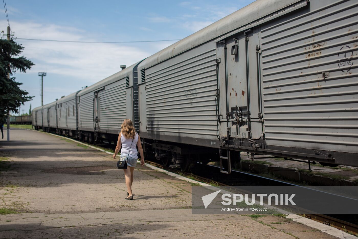 Train with bodies of Boeing 777 plane crash victims before departing for Donetsk