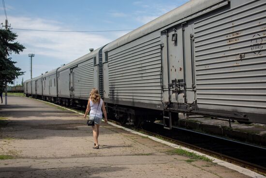 Train with bodies of Boeing 777 plane crash victims before departing for Donetsk