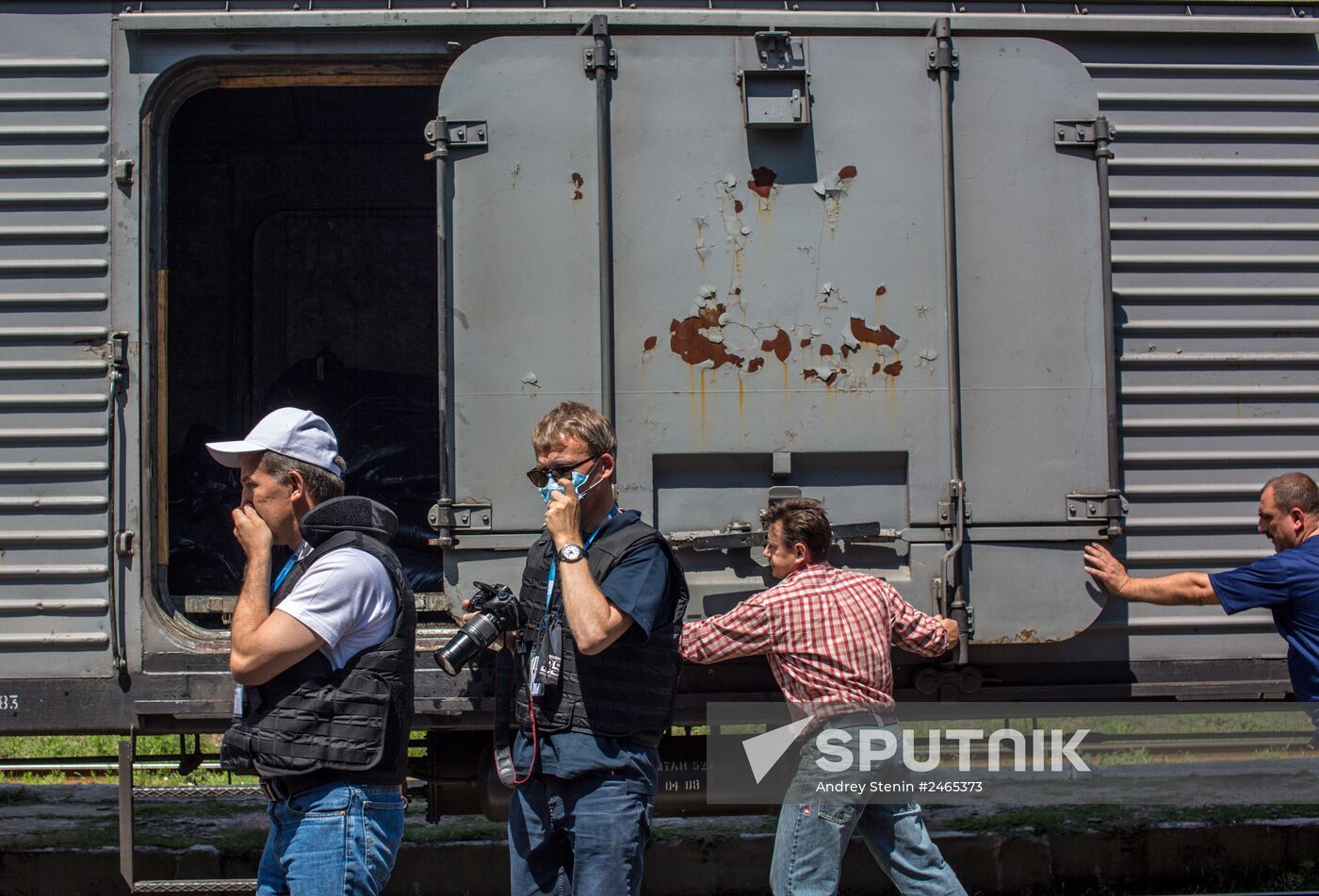 Train with bodies of Boeing 777 plane crash victims before departing for Donetsk
