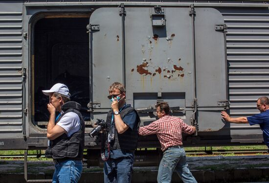 Train with bodies of Boeing 777 plane crash victims before departing for Donetsk