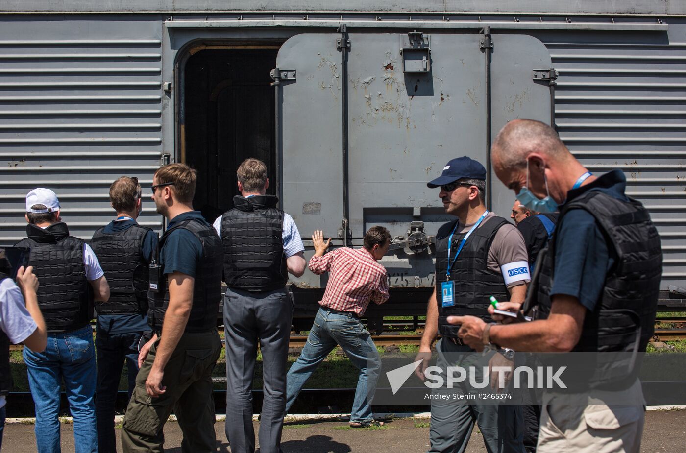 Train with bodies of Boeing 777 plane crash victims before departing for Donetsk