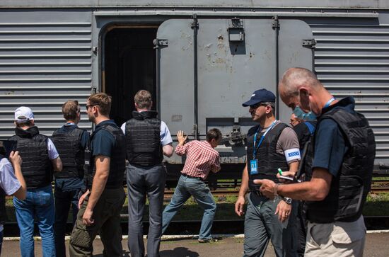 Train with bodies of Boeing 777 plane crash victims before departing for Donetsk