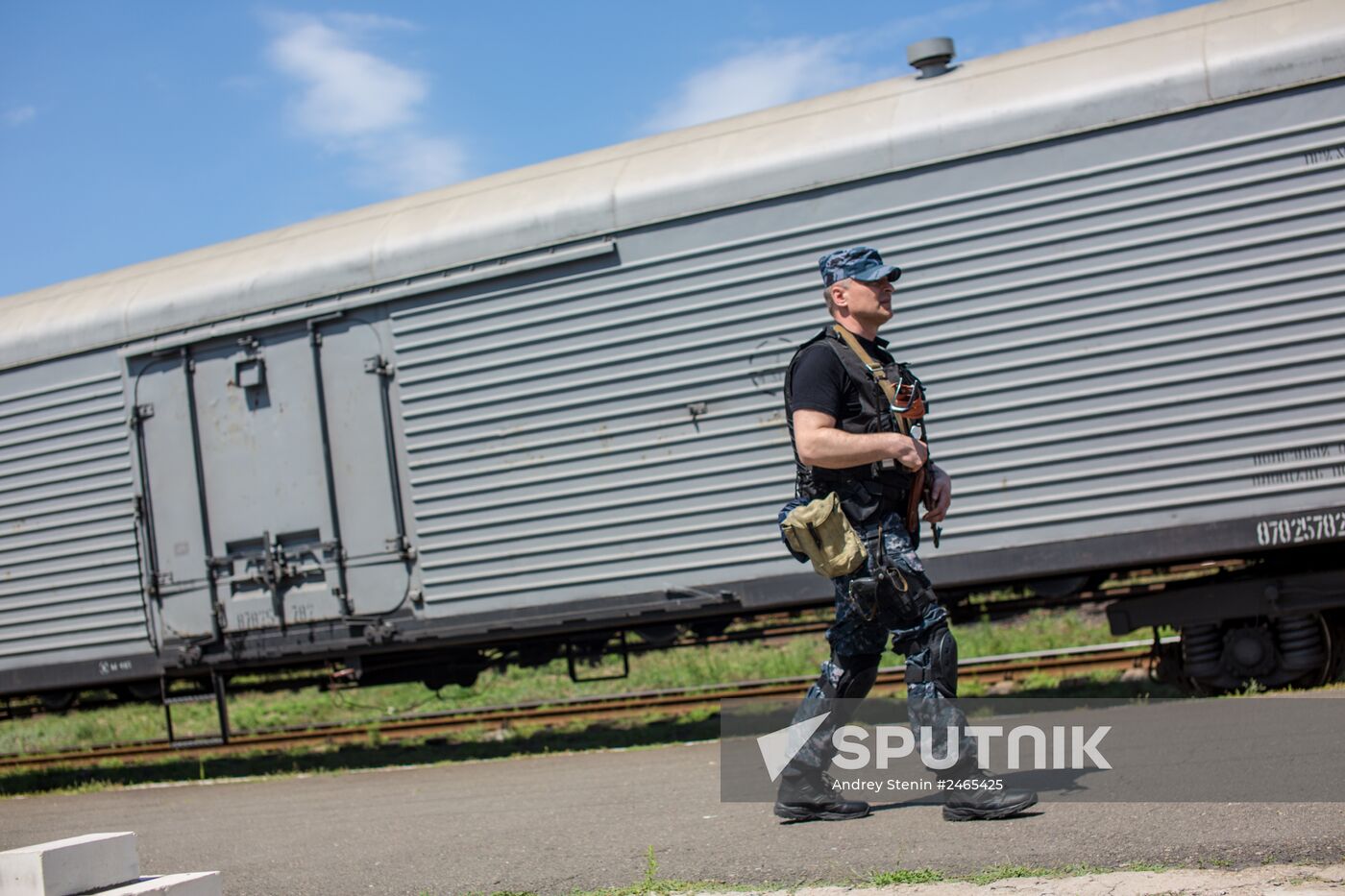 Train with bodies of Boeing 777 plane crash victims before departing for Donetsk
