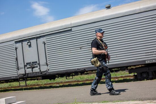 Train with bodies of Boeing 777 plane crash victims before departing for Donetsk