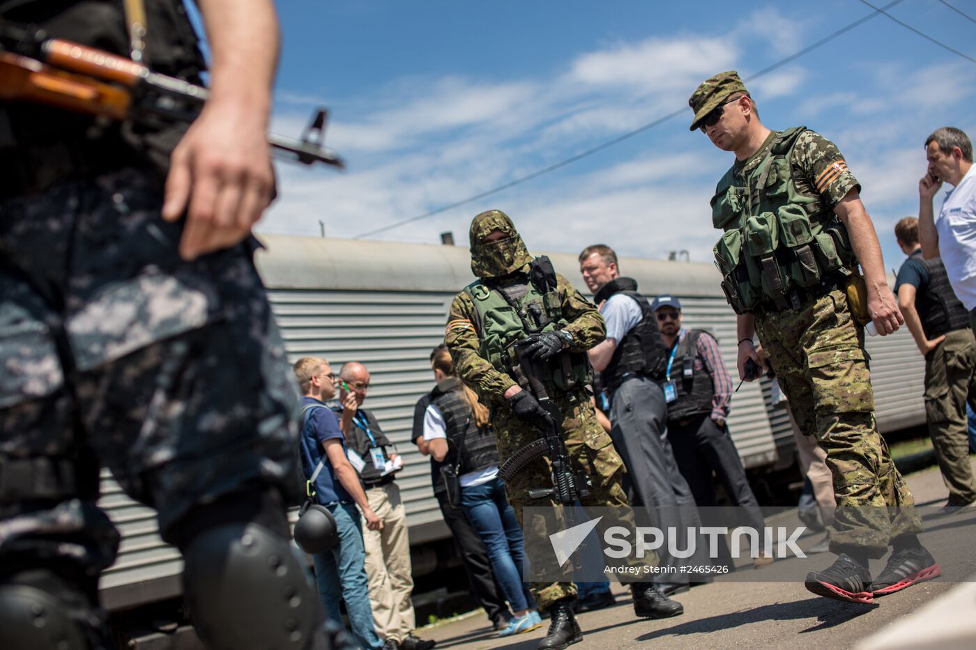 Train with bodies of Boeing 777 plane crash victims before departing for Donetsk