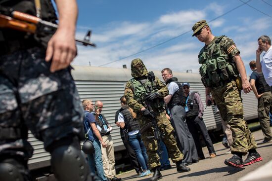 Train with bodies of Boeing 777 plane crash victims before departing for Donetsk