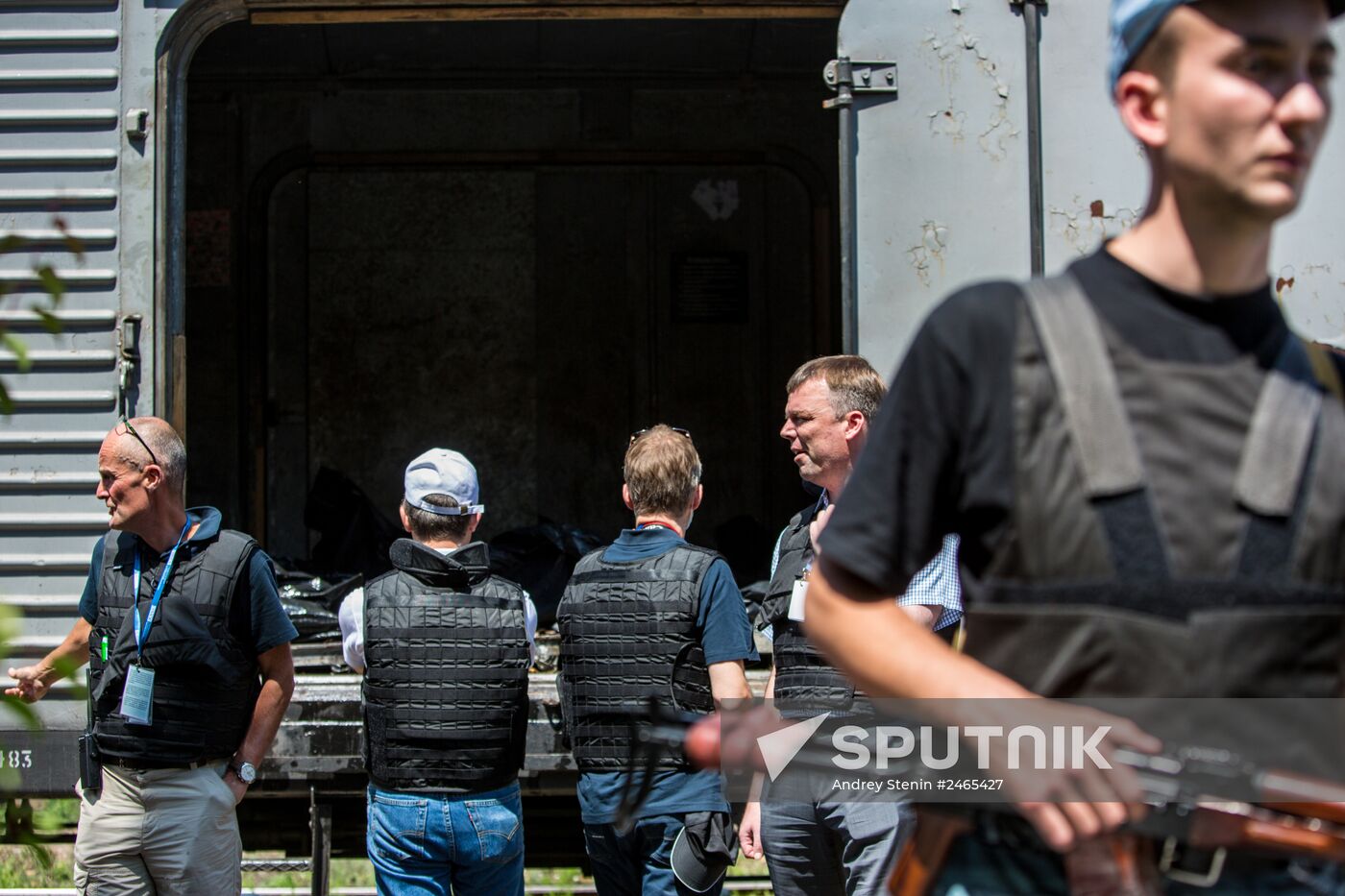 Train with bodies of Boeing 777 plane crash victims before departing for Donetsk