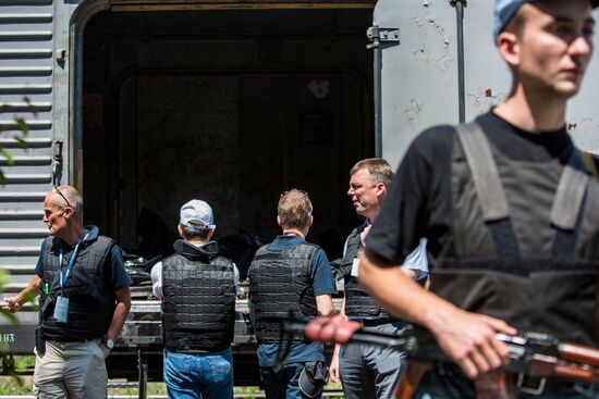 Train with bodies of Boeing 777 plane crash victims before departing for Donetsk