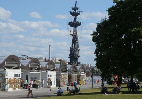 City residents relax in Moscow's Muzeon Park of Arts