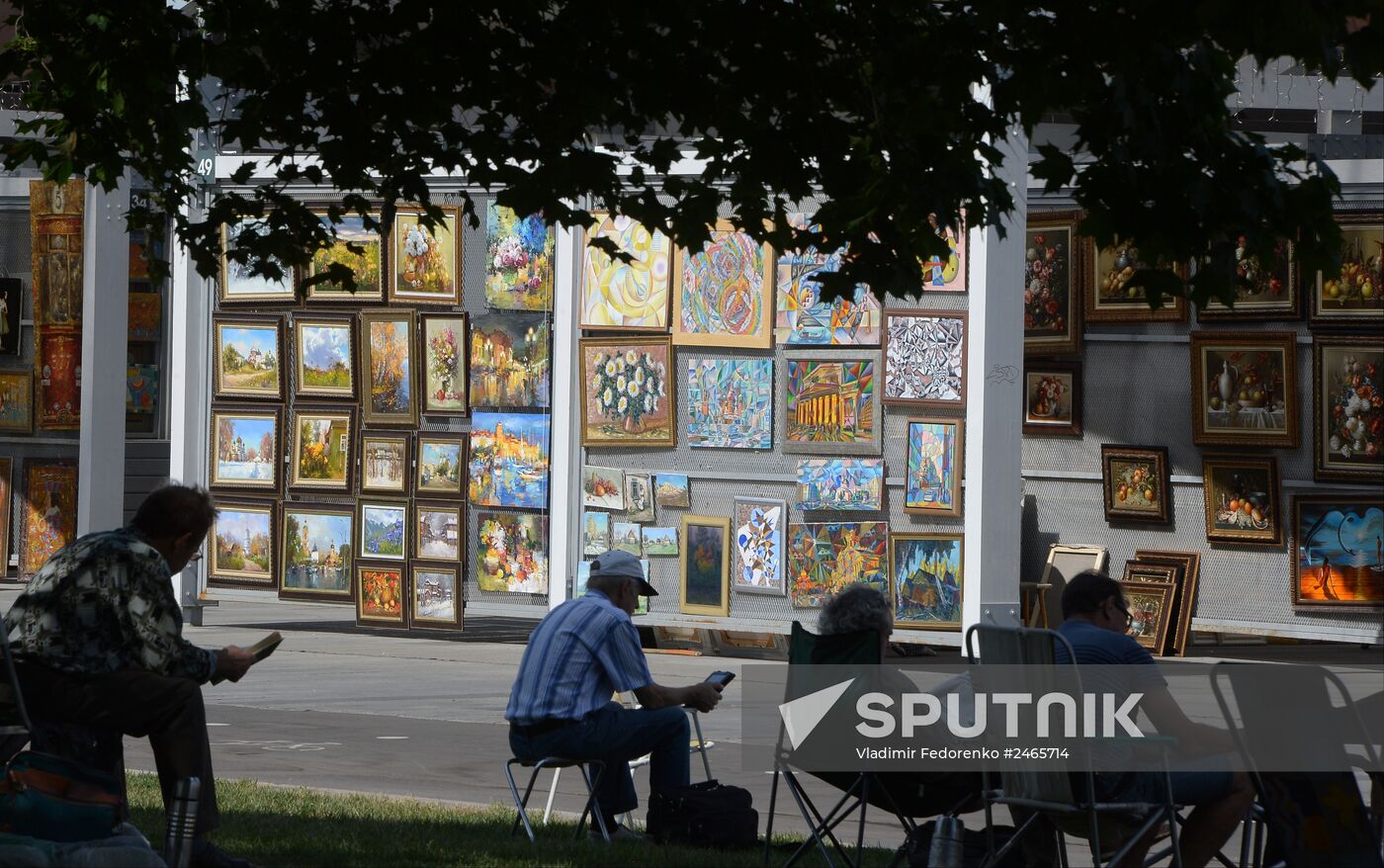 City residents relax in Moscow's Muzeon Park of Arts