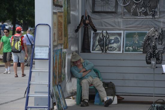 City residents relax in Moscow's Muzeon Park of Arts