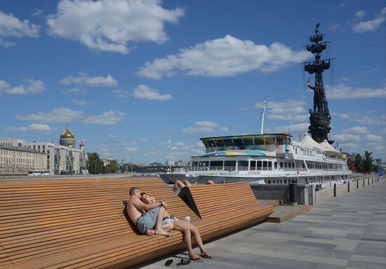 City residents relax in Moscow's Muzeon Park of Arts