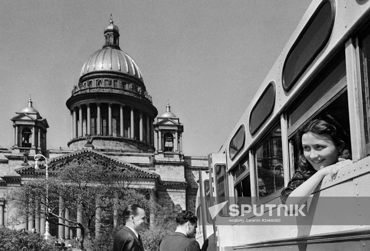 Tourists on excursion in Leningrad