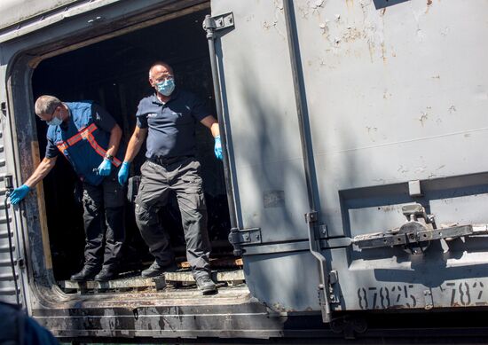 Train with bodies of those killed in Malaysian Boeing 777 crash at Torez station in Donetsk Region