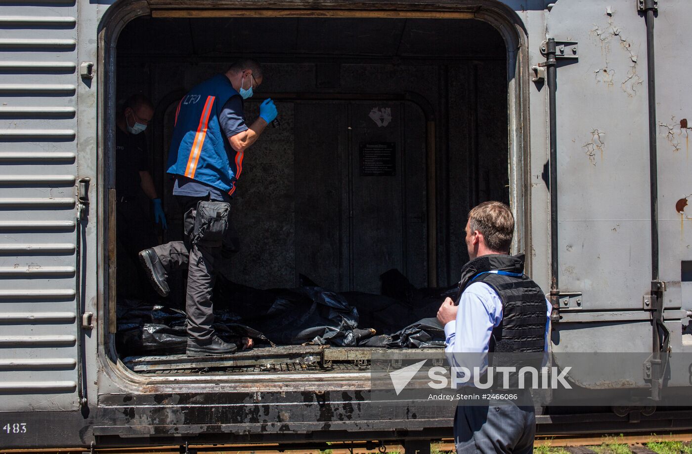 Train with bodies of those killed in Malaysian Boeing 777 crash at Torez station in Donetsk Region