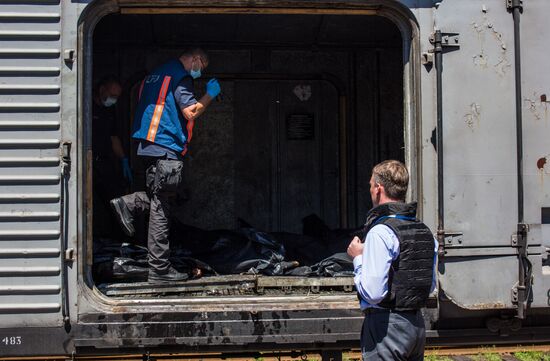 Train with bodies of those killed in Malaysian Boeing 777 crash at Torez station in Donetsk Region
