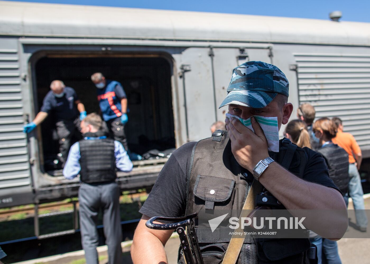 Train with bodies of those killed in Malaysian Boeing 777 crash at Torez station in Donetsk Region