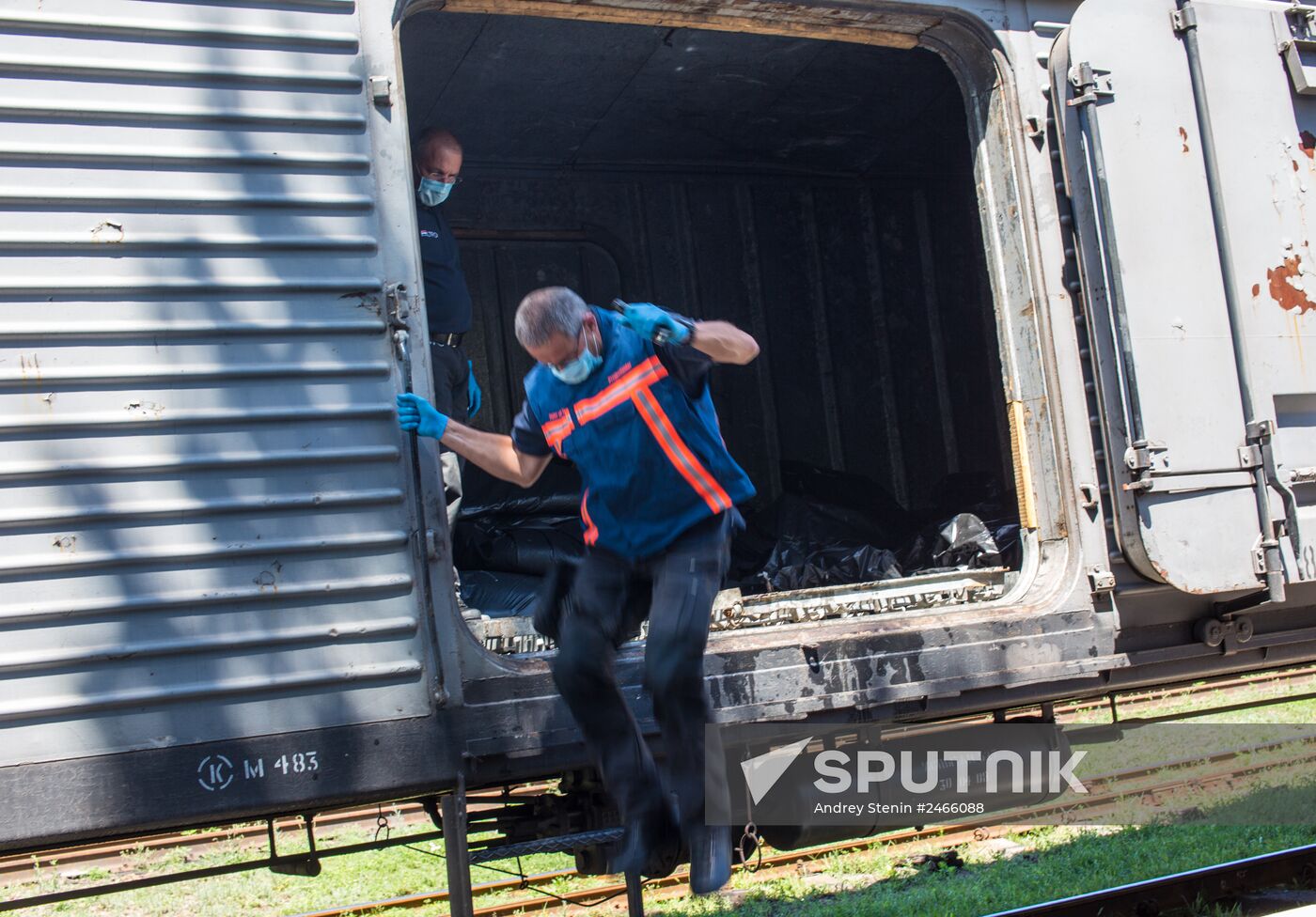 Train with bodies of those killed in Malaysian Boeing 777 crash at Torez station in Donetsk Region