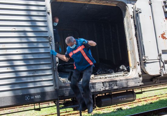 Train with bodies of those killed in Malaysian Boeing 777 crash at Torez station in Donetsk Region