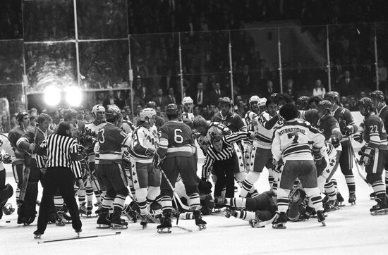Hockey. National teams of the USSR and Canada
