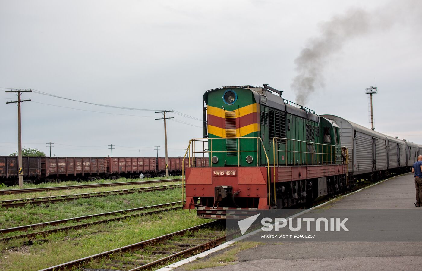 Train transporting bodies of victims from crashed MH17 flight departs from Torez to Ilovaisk