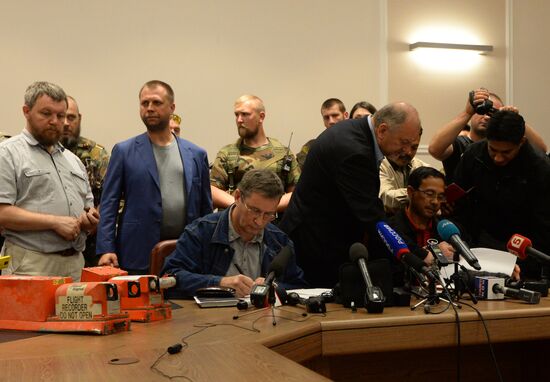 Malaysian experts receive flight recorders of crashed B-777 airliner