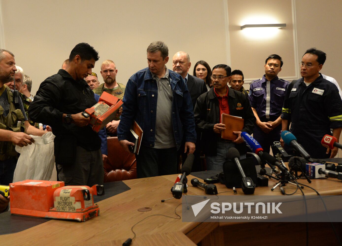 Malaysian experts receive flight recorders of crashed B-777 airliner