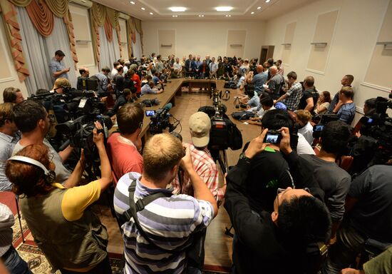 Malaysian experts receive flight recorders of crashed B-777 airliner