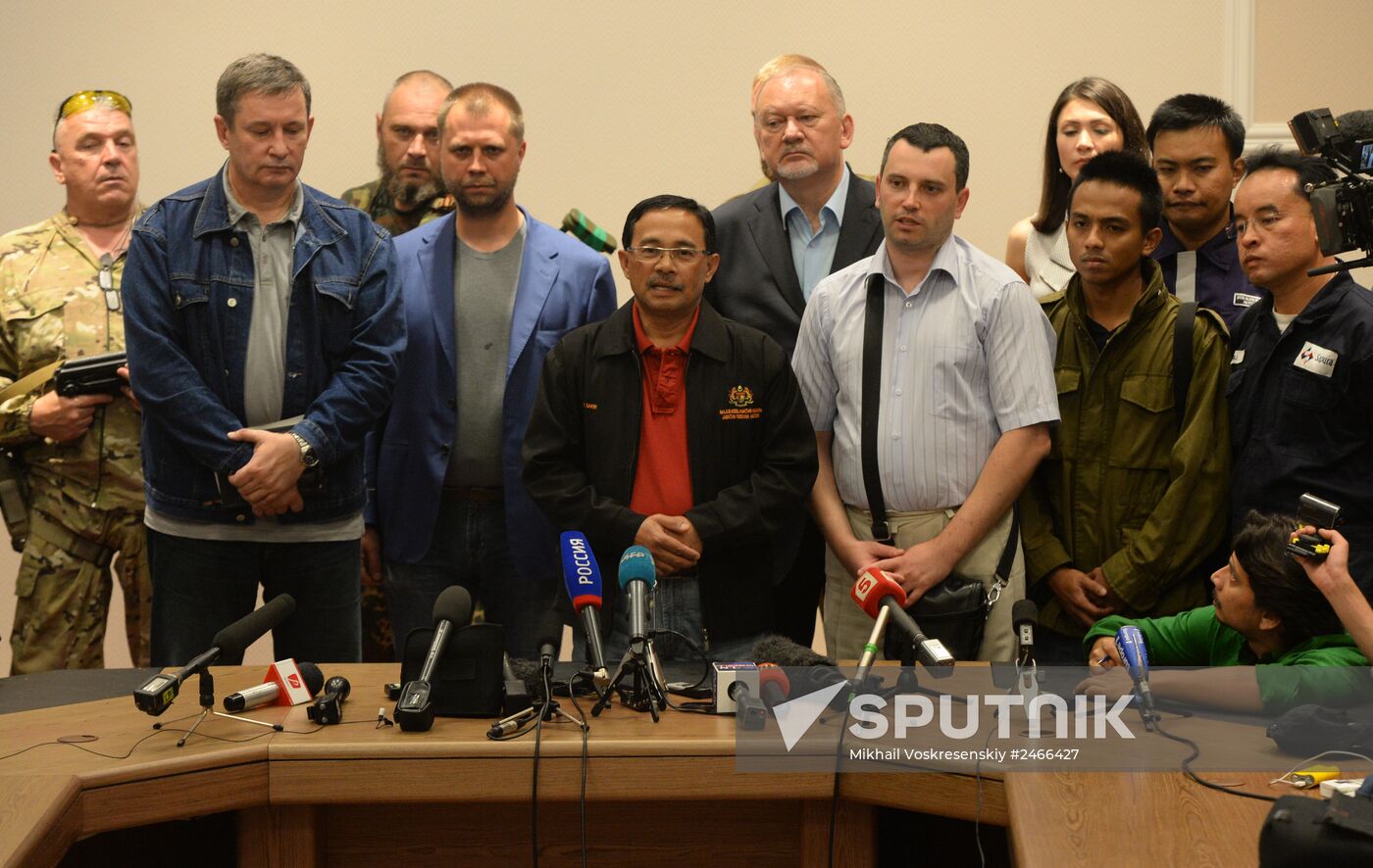 Malaysian experts receive flight recorders of crashed B-777 airliner