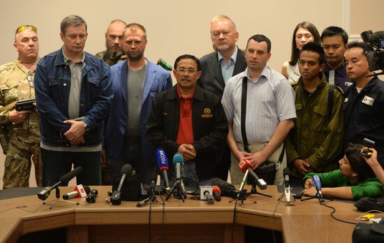 Malaysian experts receive flight recorders of crashed B-777 airliner